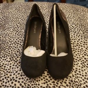 12W Black and Snake like Heels by Lane Bryant